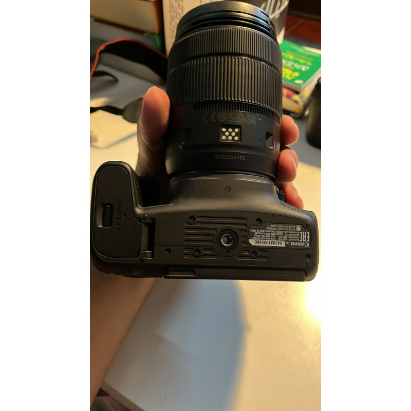 كاميرا كانون EOS 77D مستعملة مع عدسة EF-S 18-135mm f/3.5-5.6 IS USM