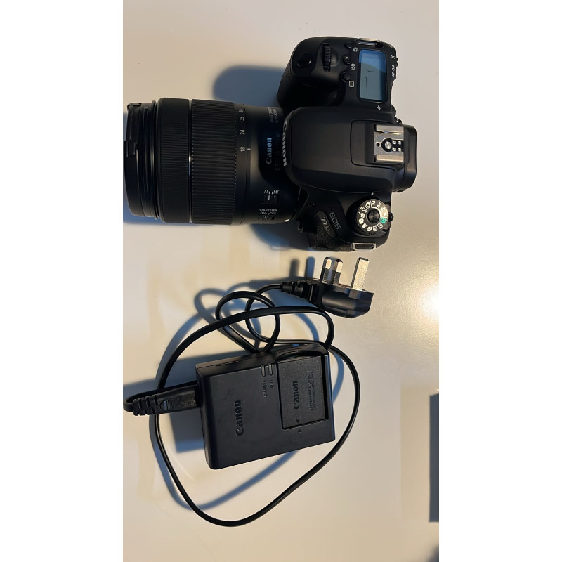 كاميرا كانون EOS 77D مستعملة مع عدسة EF-S 18-135mm f/3.5-5.6 IS USM